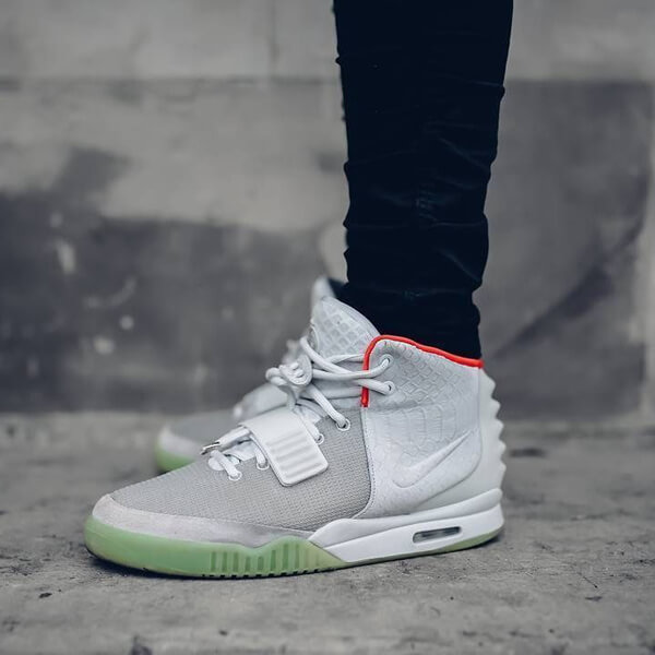 人気話題レア！ナイキ Air Yeezy 2 Pure Platinum 世界が欲しがるスニーカーの王者 508214-010