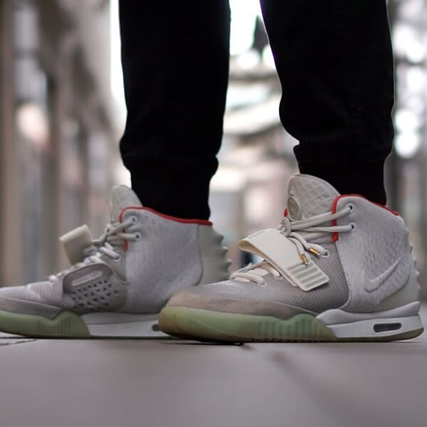 人気話題レア！ナイキ Air Yeezy 2 Pure Platinum 世界が欲しがるスニーカーの王者 508214-010