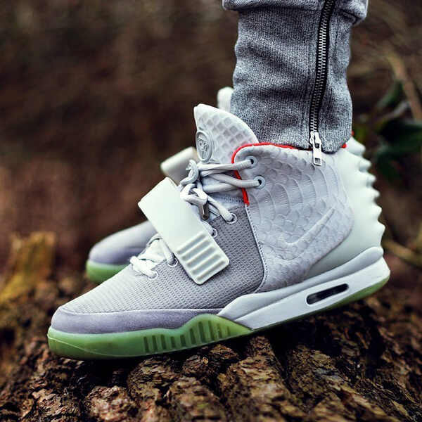 人気話題レア！ナイキ Air Yeezy 2 Pure Platinum 世界が欲しがるスニーカーの王者 508214-010