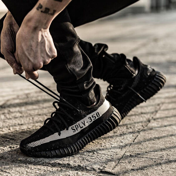 アディダス イージー Yeezy Boost 350 V2 Core Black White BY1604