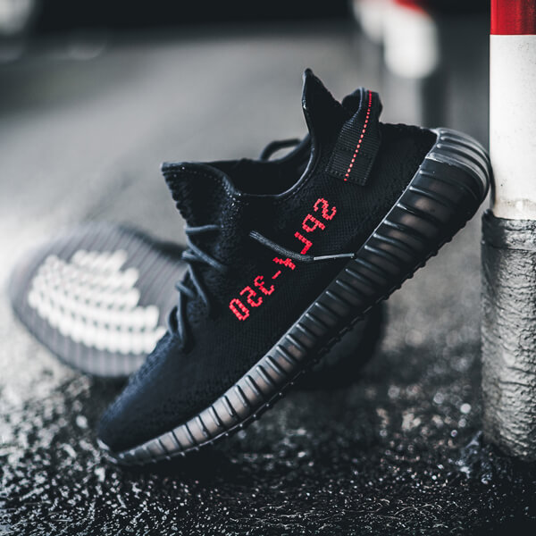 【アディダス】偽物 激レア Kanye West コラボ Yeezy Boost 350 V2 Bred 21033104