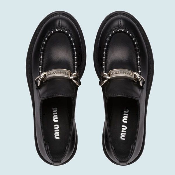 【やっぱり人気！】ミュウミュウ LEATHER LOAFERS☆ロゴ付レザーローファー 偽物 5D648D