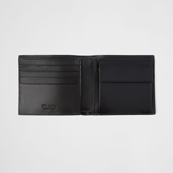 大人気定番プラダ 偽物 ブラッシュドレザー 財布 二つ折り ロゴ入り 2色 2MO7382CNU