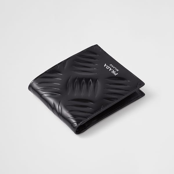 大人気定番プラダ 偽物 ブラッシュドレザー 財布 二つ折り ロゴ入り 2色 2MO7382CNU
