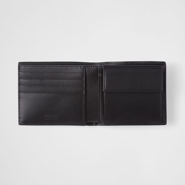 大人気定番プラダ 偽物 ブラッシュドレザー 財布 二つ折り ロゴ入り 2色 2MO7382CNU