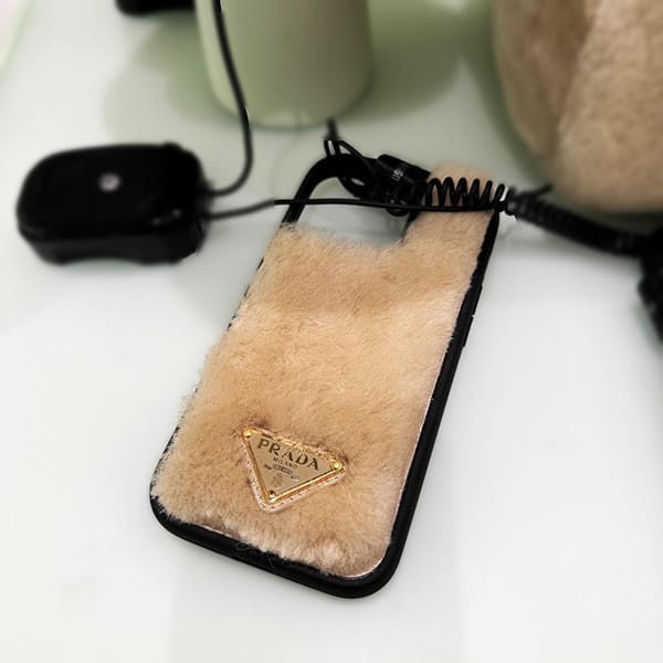 新作限定♪プラダ iPhone14Pro用シアリングラムスキンスマホケース 偽物 1ZH163 2EC9 F0379
