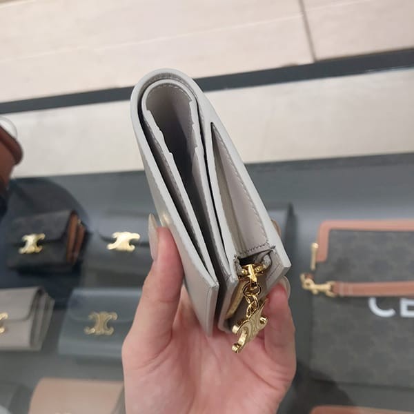 追跡付きで安心届けセリーヌ コンパクトウォレット トリオンフ 財布 n級品2色 10m103frj.38no