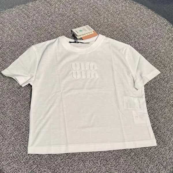 [優良店]ミュウミュウ エンボスロゴ入りホワイトコットンtシャツ mjn483