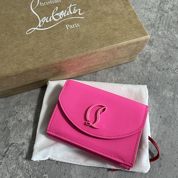 【ルブタン 】loubi54 コンパクトウォレット 偽物