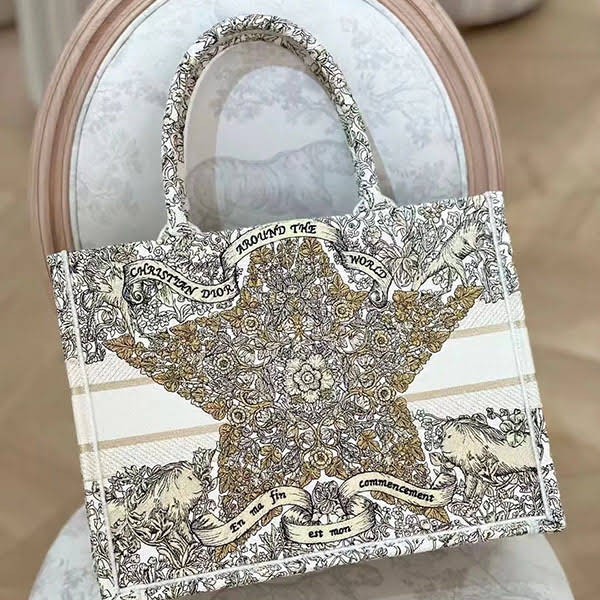 ディオール ホリデー2024 Book Tote バッグ ミディアム M1296ZEDP