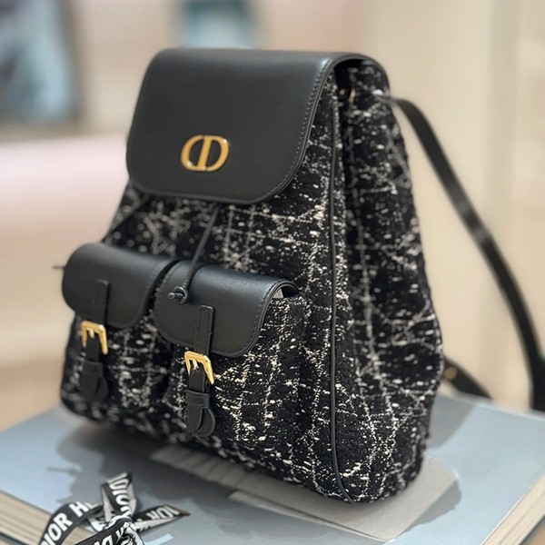 最新でオシャレディオール Caro バックパック 偽物 ミディアム M6301UDFG_M911