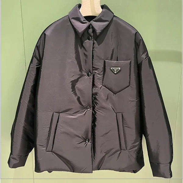 NEWカラー完売必須プラダ リナイロン 軽量 パデッドジャケット 偽物 ロゴ付 pd253282