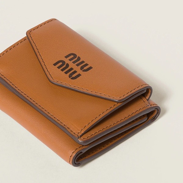 日本よりお得に！すぐ届く ミュウミュウ レザー ミニ 三つ折り 財布 コピー 5MH021_2CSB_F0A2C