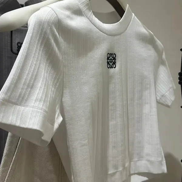 ロエベ フィットがきれいなクロップド半袖Tシャツ S540Y07XCD-2100