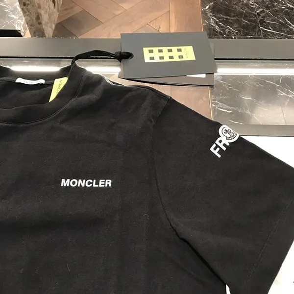【最終セール価格！】限定コラボ【モンクレール x FRGMT 偽物】バックロゴTシャツ☆2色 K109U8C00002M3265999