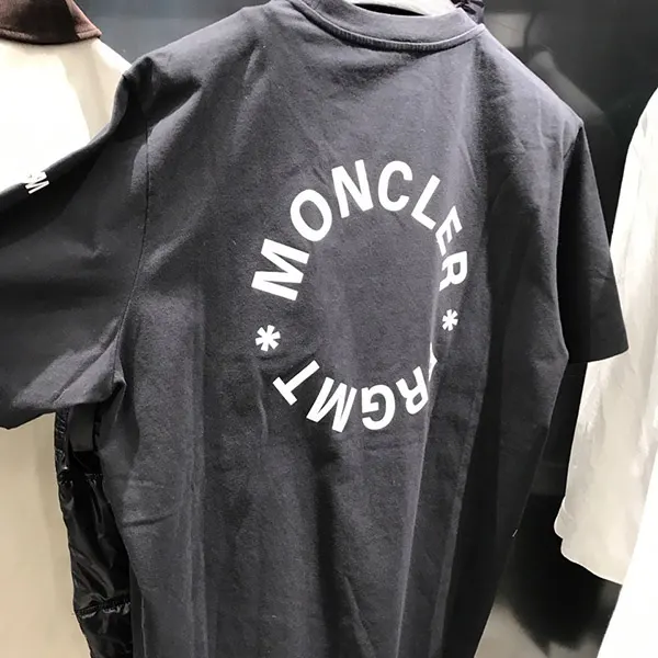 【最終セール価格！】限定コラボ【モンクレール x FRGMT 偽物】バックロゴTシャツ☆2色 K109U8C00002M3265999