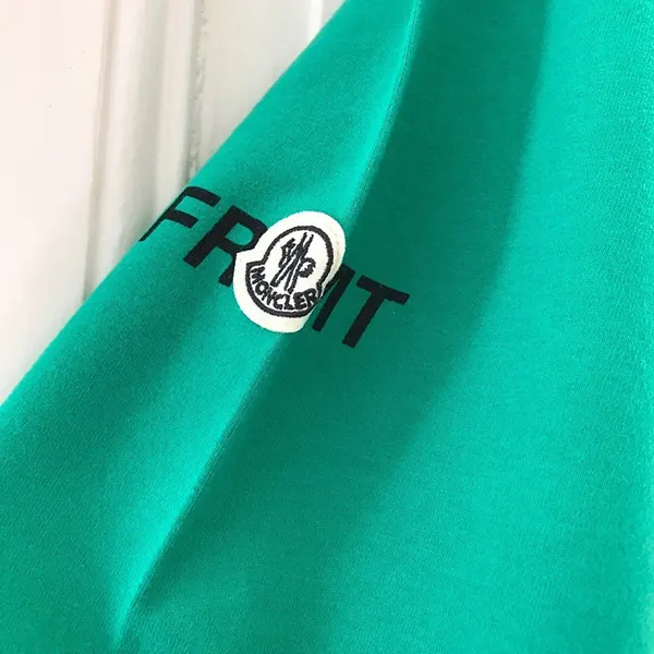【最終セール価格！】限定コラボ【モンクレール x FRGMT 偽物】バックロゴTシャツ☆2色 K109U8C00002M3265999