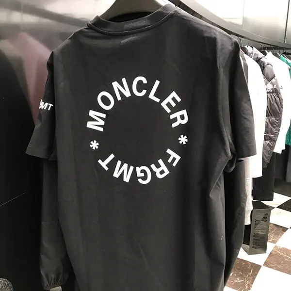 【最終セール価格！】限定コラボ【モンクレール x FRGMT 偽物】バックロゴTシャツ☆2色 K109U8C00002M3265999