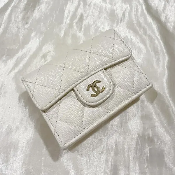 可愛らしく♪コンパクト【シャネル 偽物】三つ折り 財布 ウォレット AP0230-Y04059-C3906
