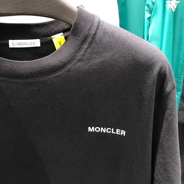 【最終セール価格！】限定コラボ【モンクレール x FRGMT 偽物】バックロゴTシャツ☆2色 K109U8C00002M3265999