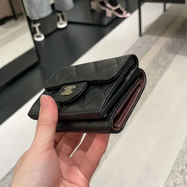 可愛らしく♪コンパクト【シャネル 偽物】三つ折り 財布 ウォレット AP0230-Y04059-C3906