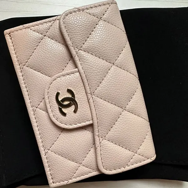 可愛らしく♪コンパクト【シャネル 偽物】三つ折り 財布 ウォレット AP0230-Y04059-C3906