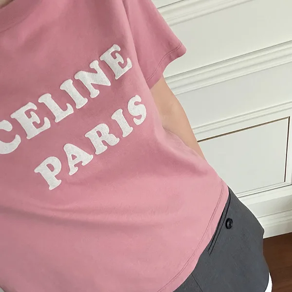 【セリーヌ】Lovely Tシャツ 偽物★ロゴTで春映え★淡ピンクでフェミニンに2X885671Q