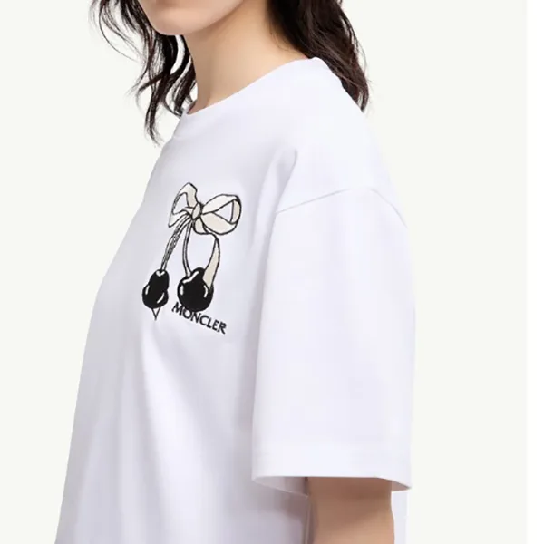 トレンド感たっぷりモンクレール ビーズロゴ コットン Ｔシャツ パチモン K20938C000