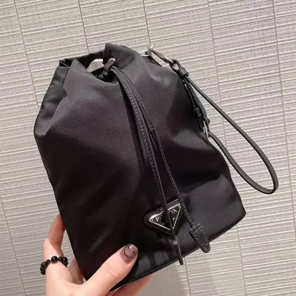 プラダ Re-Nylon 巾着 ポーチ ブラック スーパーコピー 1NE369