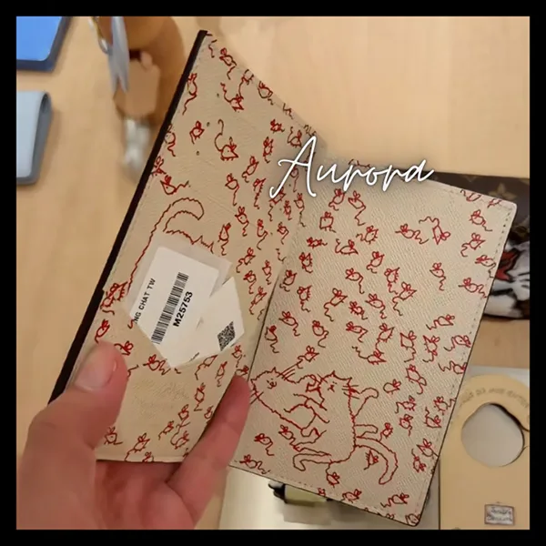 猫ちゃんと海外旅行へ![ルイヴィトン] パスポートカバー ケース 偽物 M25753