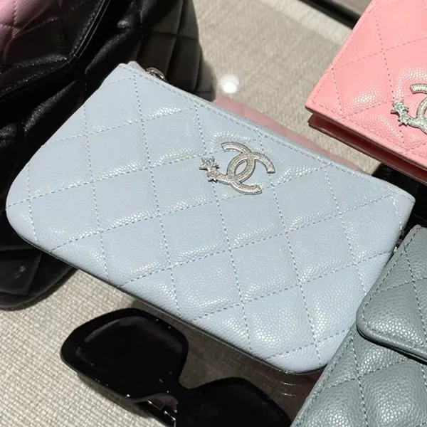 この上なく上品☆毎日使える シャネル コピー ミニポーチ シルバー金具 ロゴ キャビア ロゴ AP4811 B21489 94305