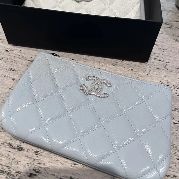 この上なく上品☆毎日使える シャネル コピー ミニポーチ シルバー金具 ロゴ キャビア ロゴ AP4811 B21489 94305