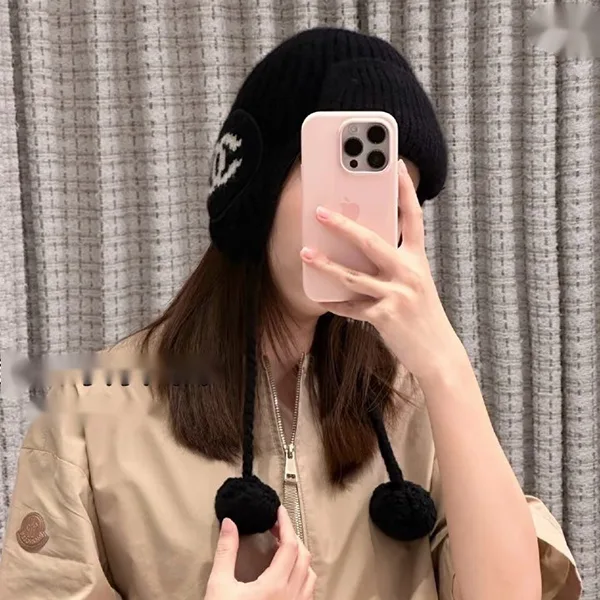 ユニークなデザイン耳まで暖かい【シャネル】ポンポンが可愛いニット帽　CCマーク AAB271