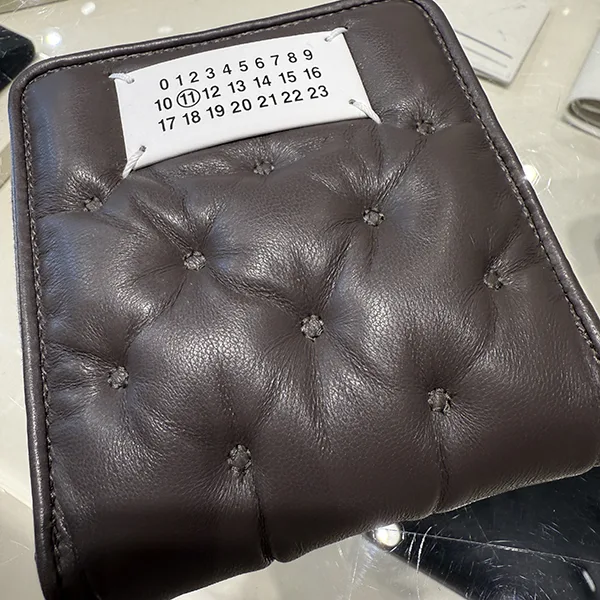 完売必至のカラーマルジェラ グラムスラム 財布 コピー ダークブラウン SALE SA1UI0031