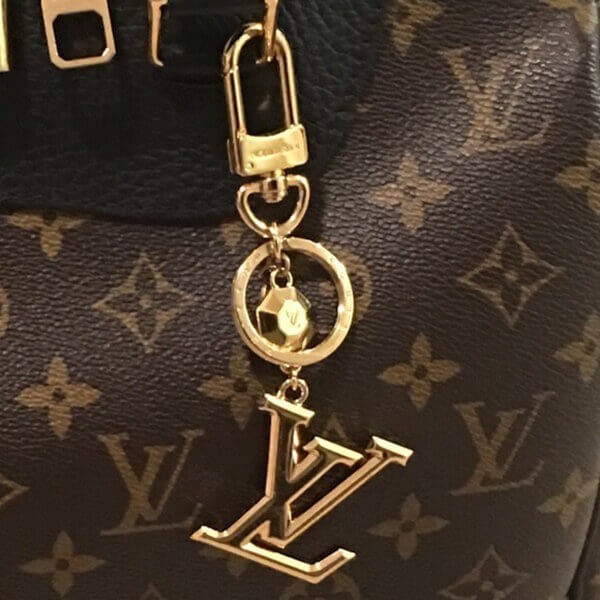 ギフト最適です ルイヴィトン キーホルダー コピー ポルト クレ･LV ファセット チャーム M65216