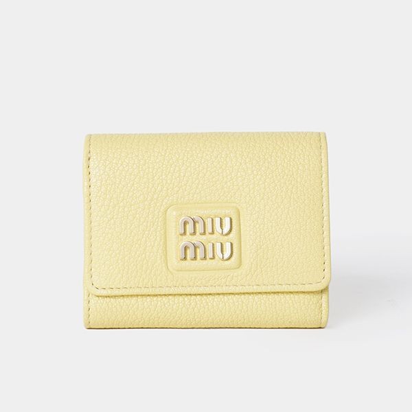 お洒落で可愛いミュウミュウ◆マドラス 偽物 レザー フラップ付折り財布5MH043 2AJB