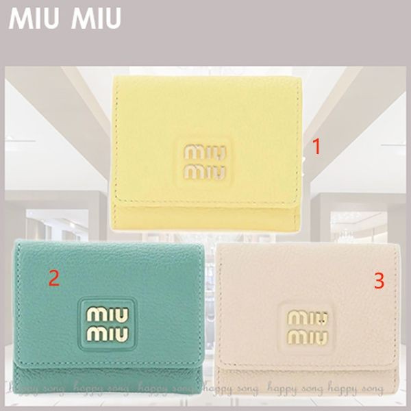 お洒落で可愛いミュウミュウ◆マドラス 偽物 レザー フラップ付折り財布5MH043 2AJB