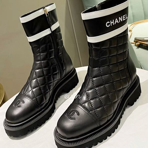 【ブティック】【足首のロゴに視線集中】シャネル ショートブーツ 偽物cc11113