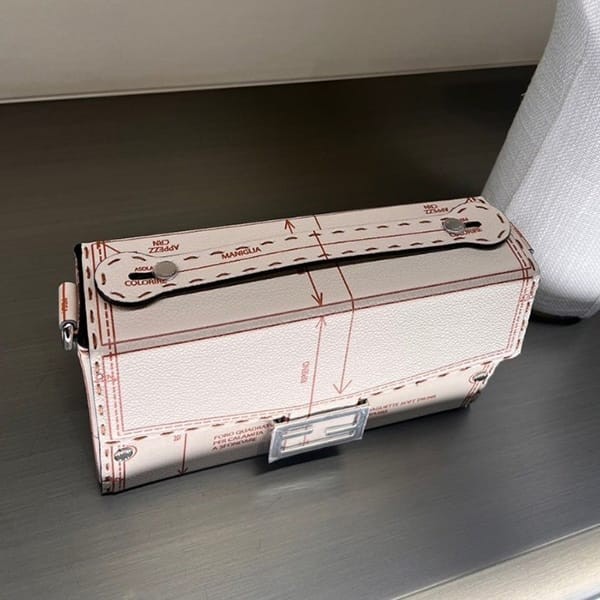 芸能人愛用フェンディ 偽物 バゲット ソフトトランク セレリア パターンプリント 7VA565ARAVF0MU3