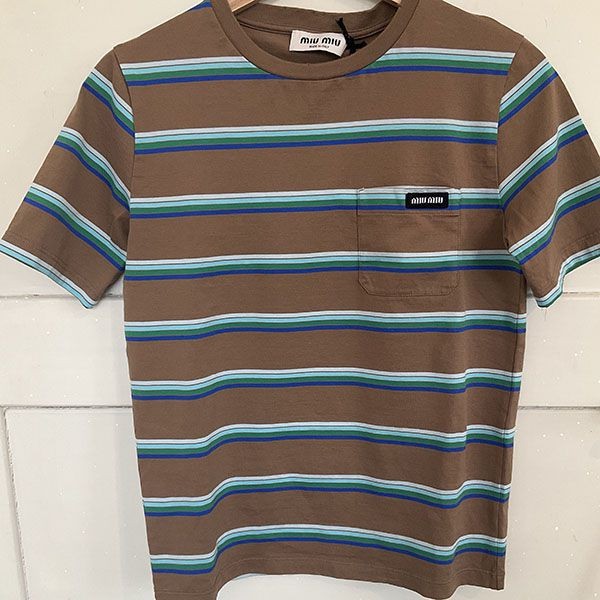＜最新で絶対欲しい>ミュウミュウ ロゴ ジャージー Tシャツ MJN537_14RT_F0F67_S_OOO