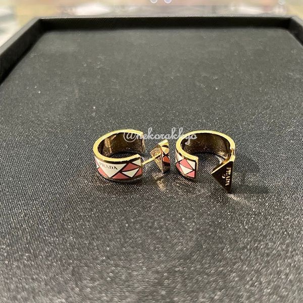 速達発送サービスプラダ エナメルメタル ピアス 偽物 Enameled metal earrings 1IO086