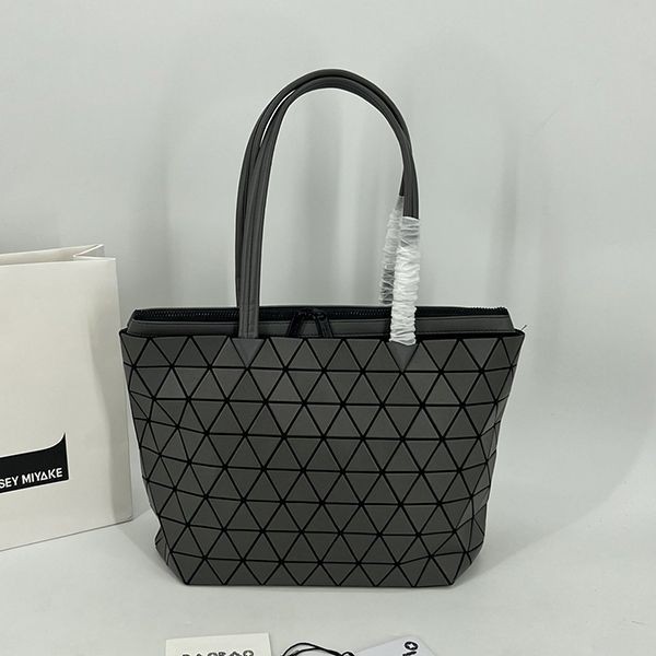 BAOBAO ISSEY コピー MIYAKE カルトン メタリック バッグ 24081202