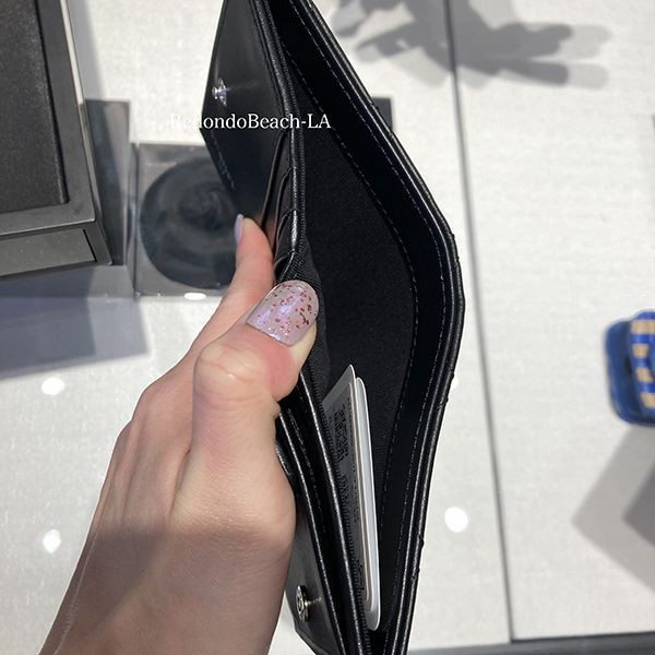 【マット風の大人デザイン】シャネル★二つ折り畳み財布 偽物