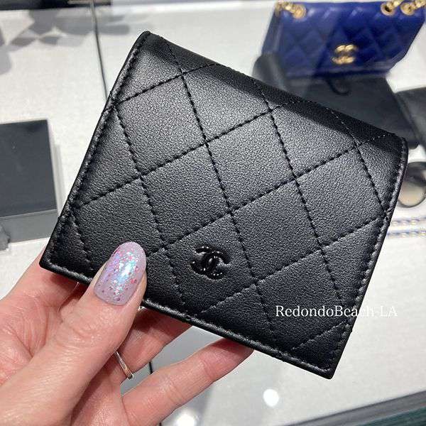 【マット風の大人デザイン】シャネル★二つ折り畳み財布 偽物