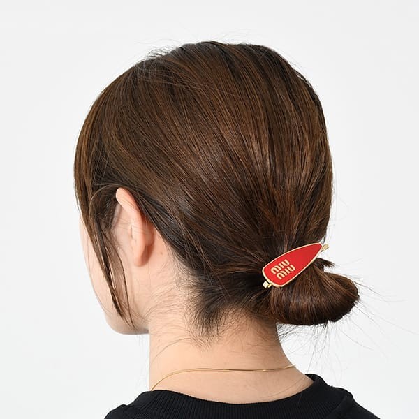 完売必至のカラーミュウミュウ エナメルメタル ヘアクリップ 激安 2色 miu000215