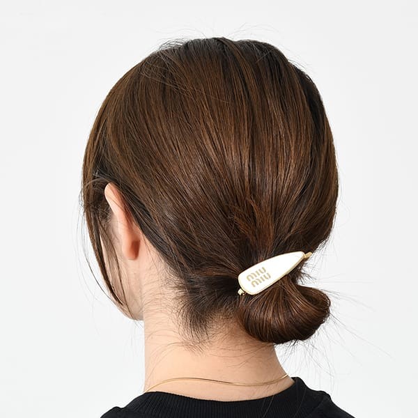 完売必至のカラーミュウミュウ エナメルメタル ヘアクリップ 激安 2色 miu000215