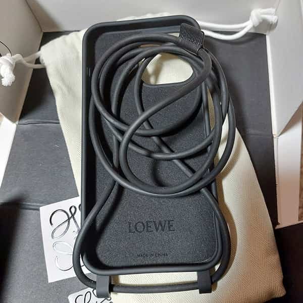 人気No1ロエベ ロゴ型押しラバー iphone15、16 pro max ケース c987r22x01