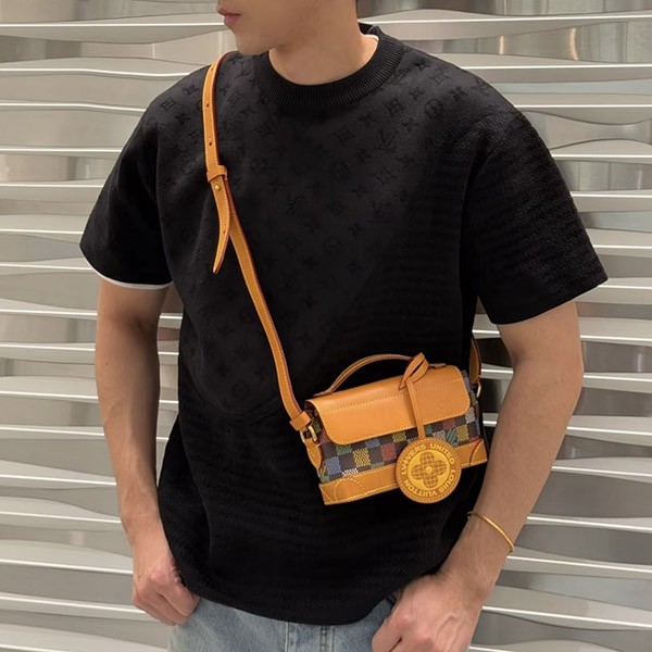 【シンプルお洒落♪】ルイヴィトン 偽物★クルーネック Tシャツ 1AHCMQ