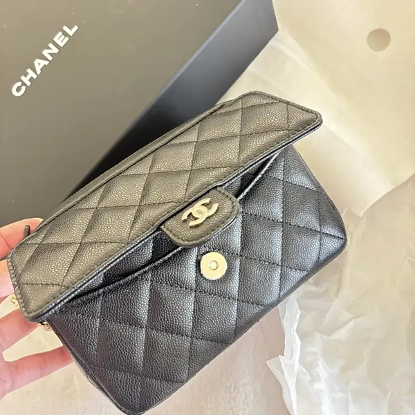 累積売上総額第１位！シャネル クラシック チェーンクラッチバッグ AP4425 B10583 C3906