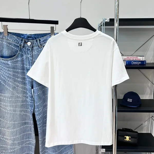 高級ブランド《コラボアイテム》【フェンディ】Silvia and The Baguette Tシャツ 偽物